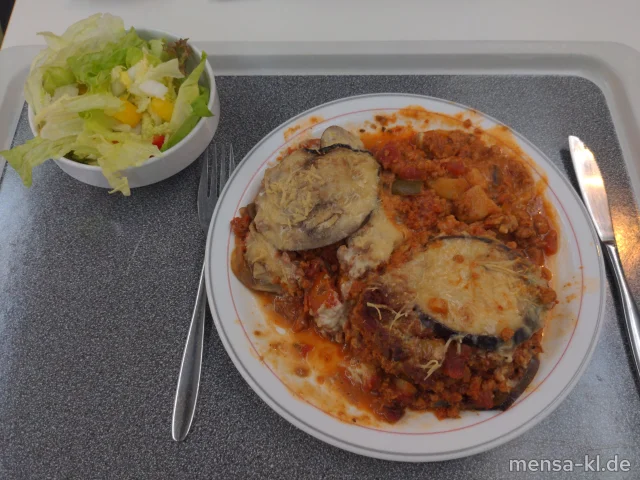 Moussaka mit Kartoffeln, Auberginen und Paprika (1,So), dazu einen Beilagensalat nach Wahl