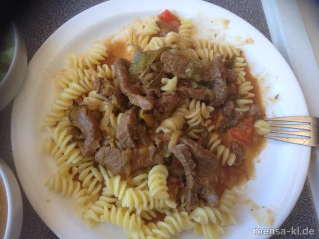 Rindergeschnetzeltes "Stroganoff" mit Zwiebel, Gewürzgurke und Paprika (1,3,9,R,A), Eiernudeln und Salat
