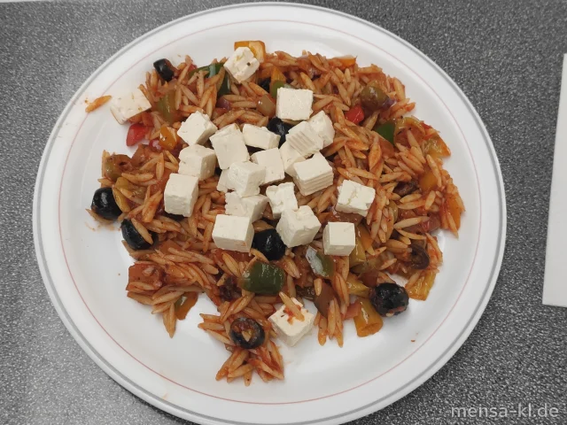 Original griechische Nudelpfanne mit Oliven, Peperoni, Tomaten und Paprika (1,3,6,Gl), dazu Schafskäse (La)