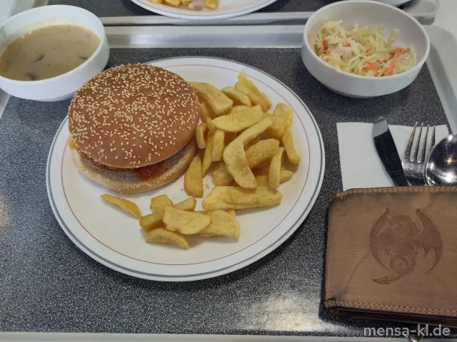 Crunchy Burger Chicken-Style (Gl) mit Tomaten-Pfirsich-Chutney (2,Sl) im Burgerbrötchen (Gl,Se), Steakhouse-Fries und Farmersalat (1,5,Sw,Sf)