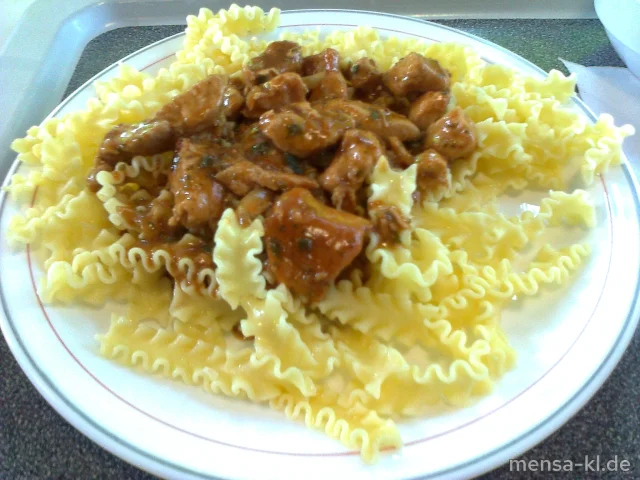 Putengulasch (G) in Kräutersoße (A), Eiernudeln und Salat