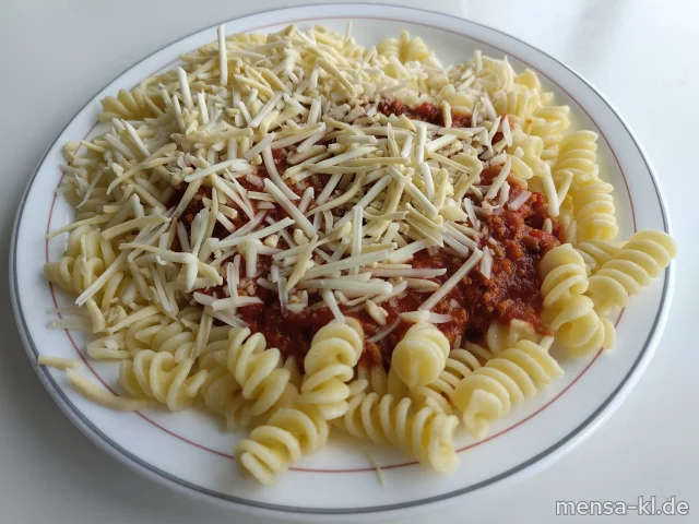Bolognese mit veganem Hack und Wurzelgemüse (Gl,Sl), Fusilli (Gl), veganer Mozzarella (1), dazu Salat