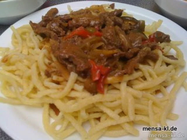 Rindergeschnetzeltes "Stroganoff" mit Zwiebel, Gewürzgurke (1/9) und Paprika, Spätzle und Salat