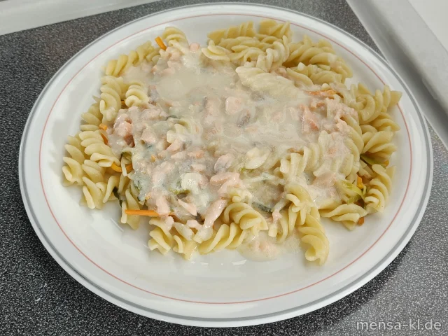 High Protein Pasta mit Gemüse (Gl,Sl), dazu Räucherlachssoße (Fi,Gl,La) und Salat (1,5,Sw)