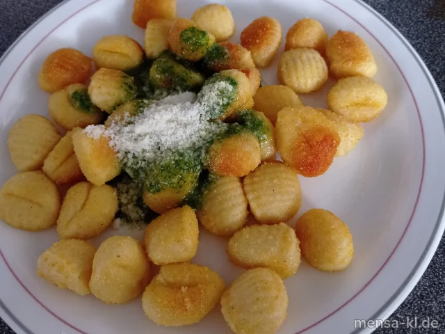 Gnocchi (Gl) mit Bärlauchpesto (Nu), geriebenem Hartkäse (1,La), dazu Salat