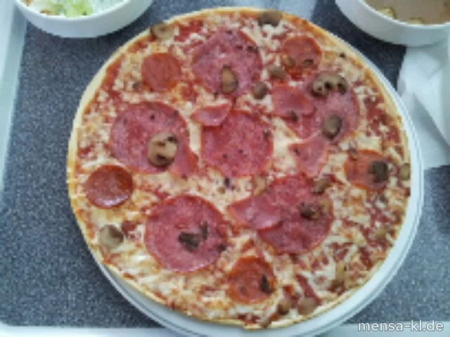 Pizza 'Speciale' (1,2,3,S) mit Salami, Schinken und Käse, dazu Salat