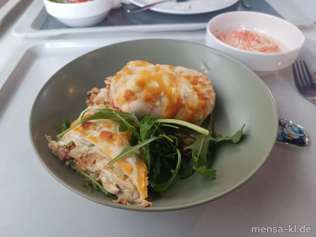 Wrap gefüllt mit Pulled Turkey, Käse, Tomaten, Eisberg (Gl,La,G) und Ranch-Dip (1,9,Gl,Ei,La,Sf), dazu Coleslaw (1,5,9,Gl,Ei,La,Sw,Sf)