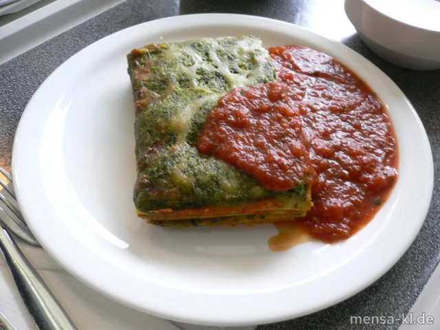 Lasagne mit Gemüsefüllung (V), dazu Tomatensugo (V) und ein kleiner italienischer Salat (V)