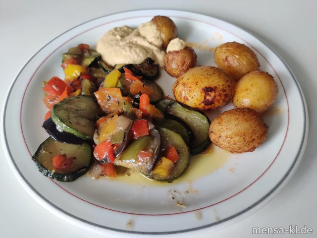 Antipasti-Variation mit Hummus und gebackenen Kartoffeln (Sf,Se), dazu Karottensalat (1,5,Sw)