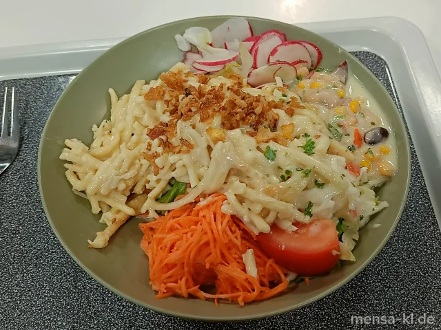 Bowl mit Blattsalat, Gurken, Tomaten, Paprika, Mais, Krautsalat (1,5,Gl,Nu,Sw,Sl,Sf), Karottensalat (Gl,Nu,Sf) und Käsespätzle mit Röstzwiebeln (1,Gl,So), dazu ein Kräuterdressing (5,Gl,Nu,Sw,Sf)
