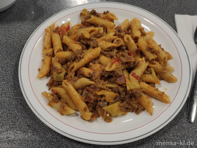 Feurige Rigatoni mit Peperoncino, Tomaten, Mascarpone und Hackfleisch (Gl,R)