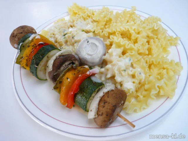 Gemüsespieß mit Frischkäsekräutersoße (2,Gl,La,Gt,V), Eiernudeln (1,Gl,Ei,V) und Salat (V)