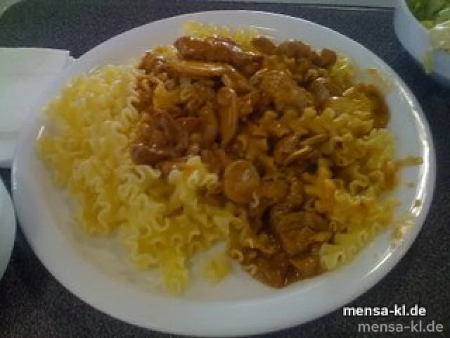 Rahmgeschnetzeltes (4) vom Schwein mit frischen Champignons, Eiernudeln und Salat
