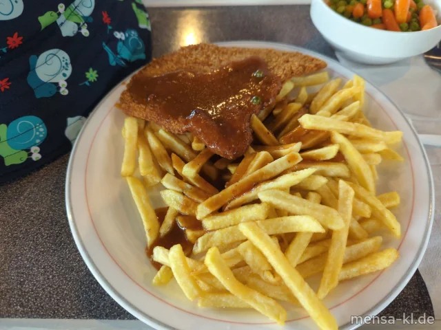 Paniertes Schweineschnitzel (Gl,Ei,S) mit Pfeffersoße (Gl), Pommes frites und Erbsen-Karotten-Gemüse (1,So)
