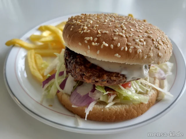 Veganer Umami Burger (Gl,Sl,So) belegt mit Eisberg, Zwiebel,Tomaten, Weisskraut und Kräuter-Dip (Gl,Nu,Sf,So) im Burgerbrötchen (Gl,Se), dazu Pommes frites und ein Beilagensalat nach Wahl