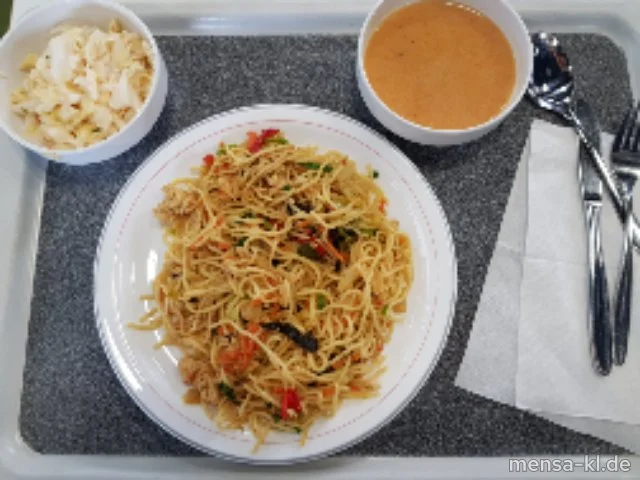 "Bami Goreng": Indonesisches Nudelgericht mit Gemüse und Putenstreifen (2,Gl,Sf,So,G), dazu Salat