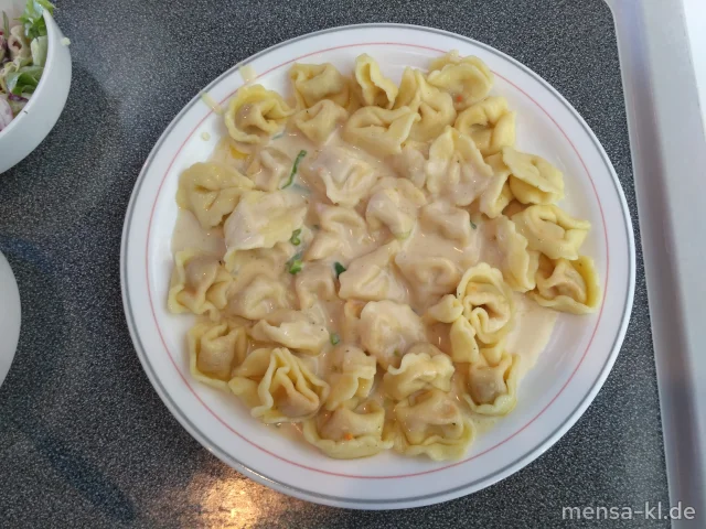 Tortellini mit Rindfleischfüllung (Gl,R), Käse-Sahnesoße (Gl,La) und Salat