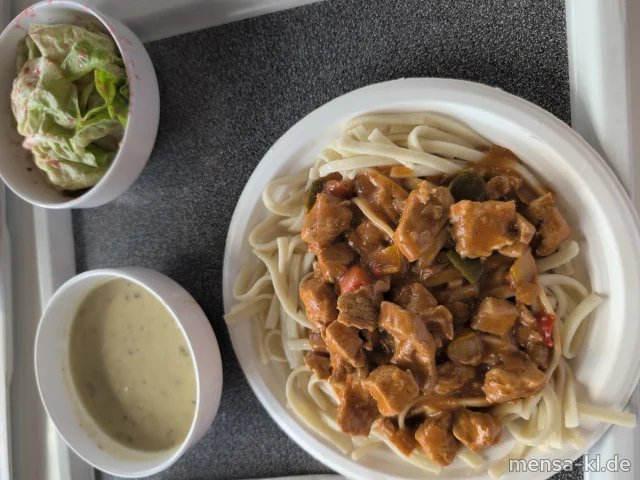 Putengulasch in Paprikasoße (La,G) mit Bandnudeln (Gl) und Salat (1,5,Sw)