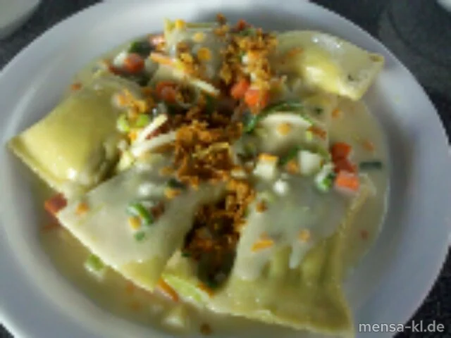 Schwäbische Maultaschen (V) mit Gemüsesoße (V) und Röstzwiebeln (V), dazu Salat (V)
