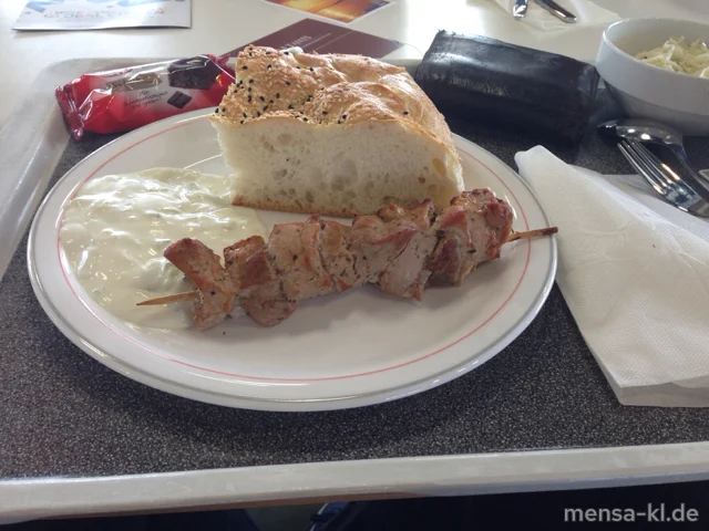 Schweinefleischspieß "Gyros Art" (Gl,S) mit Tzatziki (9,Gl,Ei,La,So), Fladenbrot (Gl,Se) und Krautsalat (1,5,9,Gl,Ei,Sw,So)