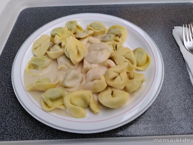 Tortellini mit Ricotta-Spinatfüllung (1,Gl,La), dazu Käsesoße (1,Gl,La,Sf)