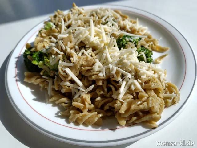 Vollkorn-Fusilli mit Pesto Genovese und Broccoli (1,Gl,Nu), dazu einen Beilagensalat nach Wahl