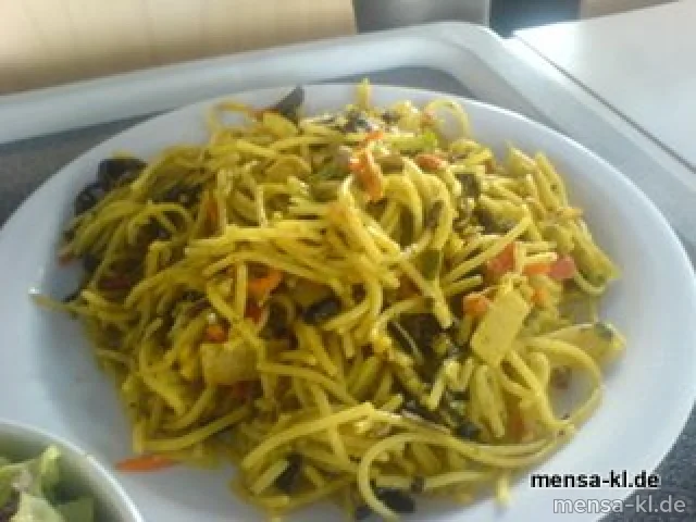 "Bami Goreng" (V): Indonesisches Nudelgericht mit Gemüse, dazu Salat