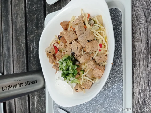 Mie-Nudeln (Gl) mit gebratenem Tofu (So), China-Gemüse, Sojasoße (Gl,So) und Limetten-Ingwer-Dip (La)