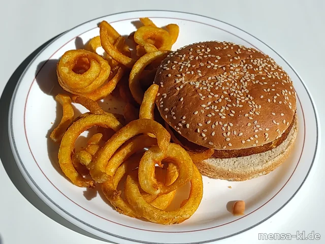 Cheeseburger: Rindfleisch-Burger überbacken mit Cheddar (1,La,Sl,Sf,R) im Burger-Bun (Gl,Se), dazu Twisterpommes (Gl) und Salat