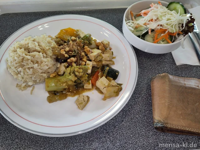 Teriyaki-Gemüse mit Romanesco, Karotten, Tofu und Walnüsse (5,Gl,Nu,Sw,So), dazu Limetten-Reis und einen Beilagensalat nach Wahl