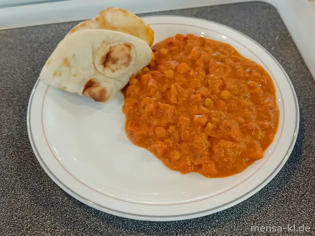 Veganes Tomaten-Curry mit Kichererbsen (1,2,Gl,Sf), dazu Naanbrot (Gl) und Salat