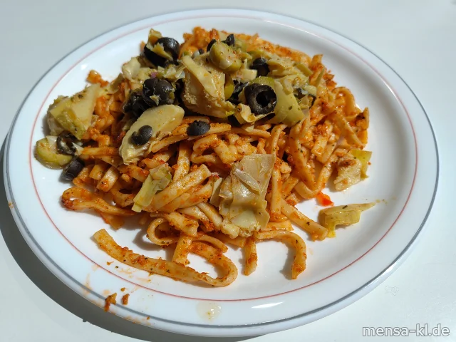 Tagliatelle mit Pesto Rosso, Oliven und Artischocken (1,3,6,Gl,Nu,Ei,Sl,Sf), dazu ein Beilagensalat nach Wahl