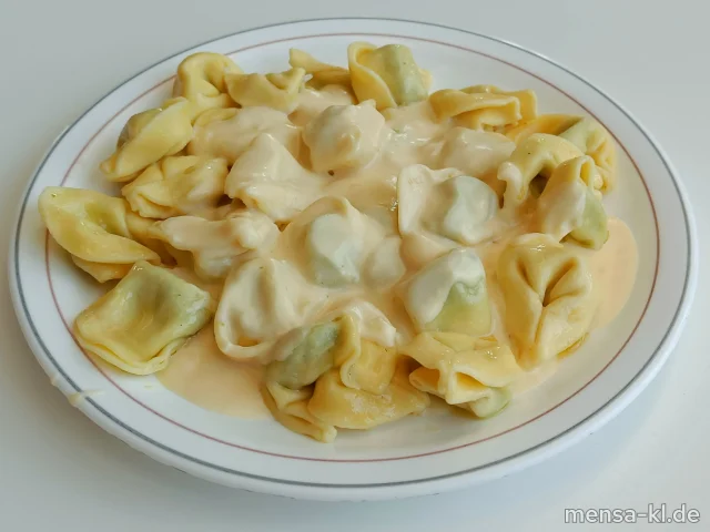 Tortellini mit Ricotta-Spinat-Füllung (1,Gl,La), Käse-Sahnesoße (Gl,La) und Salat