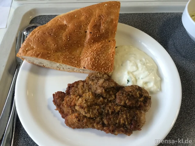 Schweinekammsteak 'Gyros Art' (S) mit Tzatziki (9,Gl,Ei,La,So), Fladenbrot (Gl,Se) und Krautsalat (1,5,9,Gl,Ei,Sw,So)
