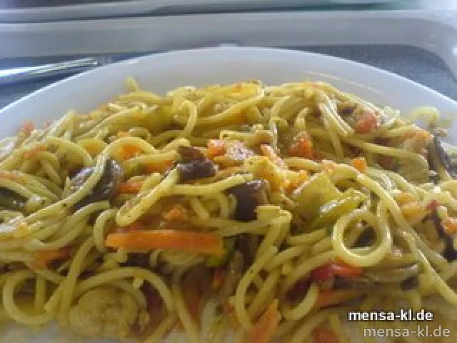 "Bami Goreng": Indonesisches Nudelgericht mit Gemüse und Putenstreifen, dazu Salat