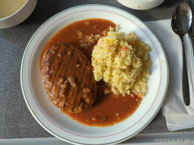 Geflügelhacksteak (Gl,Ei,G) mit Zwiebel-Granatapfelsoße (1), Couscous (Gl,Sl) und Salat