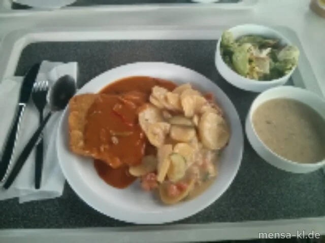 Paniertes Schweineschnitzel (S) mit Paprika-Rahmsoße (A), buntem Kartoffelsalat und Salat