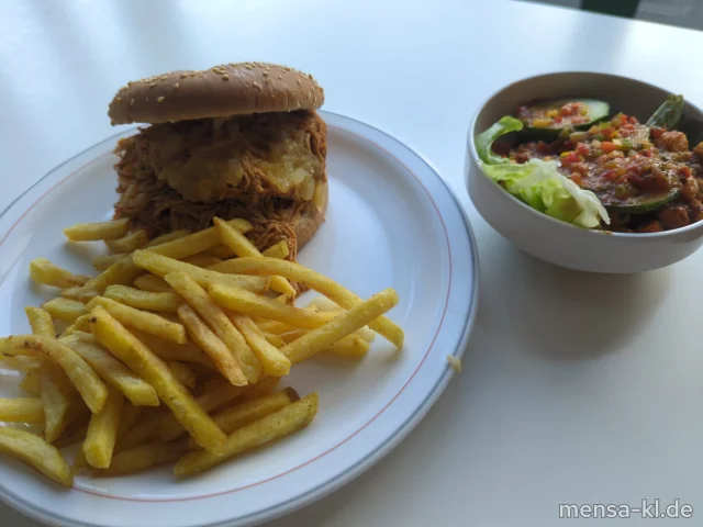 Pulled Turkey (Sl,G) mit Coleslaw Salat (1,3,5,9,Gl,Ei,La,Sw,Sf) im Burgerbrötchen (Gl,Se), dazu Pommes frites, Sweet-Onion-Dip (5,Sw,Sl) und ein Beilagensalat nach Wahl