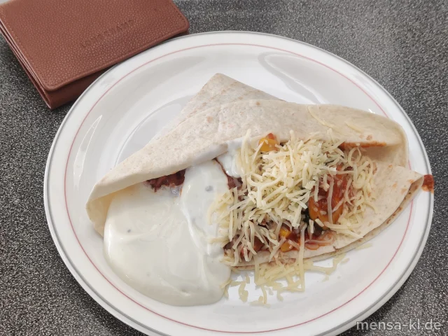 Burrito: Tortilla mit feuriger Rindfleisch-Gemüsefüllung (1,Gl,Sf,R), geriebenem Käse (La), Sour Cream-Dip (1,9,Gl,Ei,La,Sf) und Salat