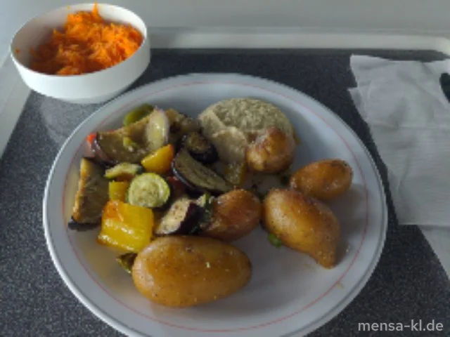 Antipasti-Variation mit Hummus und gebackenen Kartoffeln (Sf,Se), dazu Karottensalat (1,5,Sw)