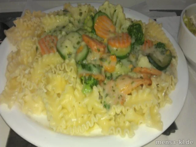 Gemüse-Gulasch (V) mit Eiernudeln (V) und Salat (V)