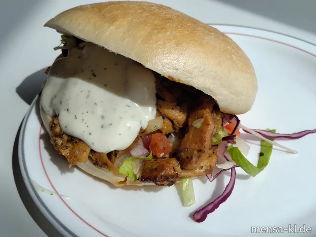 Veganer Döner planted.chicken mit Eisberg, Tomaten, Rotkraut, Weisskraut und Kräuter-Dip (Gl,Nu,Sf) im Fladenbrot (Gl,Se), dazu ein Beilagensalat nach Wahl