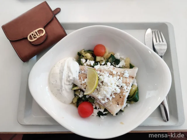 Zoodles mit Feta (La) und gedünstetem Kabeljaufilet (Fi), dazu Dill-Dip (La)