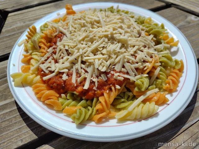 Fusilli (1,Gl) mit Linsenbolognese (1,5,Sw,Sl) veganer Mozzarella (La) und Salat