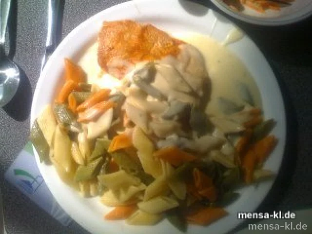 Truthahnsteak mit Frischkäse-Kräutersoße und Penne-tricolore