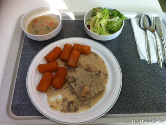 Hackbraten (3,4,S) mit Waldpilz-Rahmsoße (A), Kroketten (1) und Salat