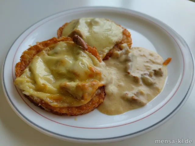 Wald-Pizza Kartoffelrösti überbacken mit Crème fraiche, Pfifferlinge, Zwiebeln und Bergkäse (La), dazu ein Beilagensalat nach Wahl