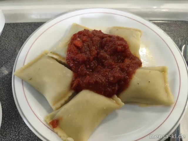Maultaschen mit Gemüse (Gl) in Tomatensugo (Gl), dazu Salat (Sl)