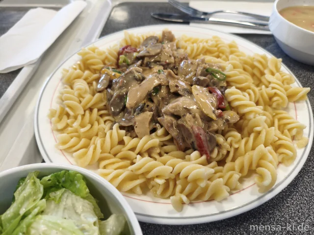 Cremiges Cajun Hähnchen mit Frischkäse, Paprika und Champignons (Gl,La,G), High Protein Pasta (Gl) und Salat