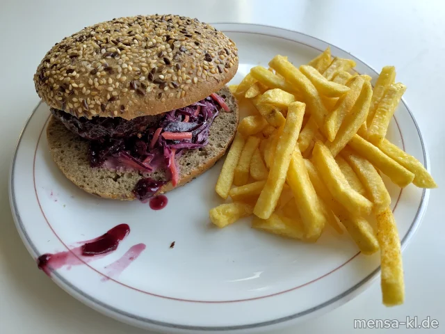Umami Burger (Gl) mit Waldbeeren-Chutney, Rotkohlslaw (Sf) im Mehrkorn-Burgerbrötchen (Gl,Se), Pommes frites und ein Beilagensalat nach Wahl
